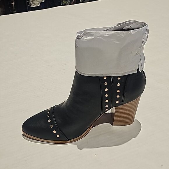 Women's Rivet Ankle Boots  Pointed Toe ,Chunky Stacked Heel, size 6 and 9 black - Picture 2 of 9